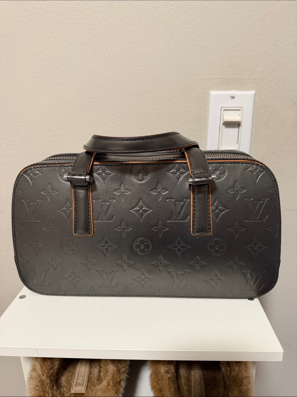 Louis Vuitton Monogram mat Shelton